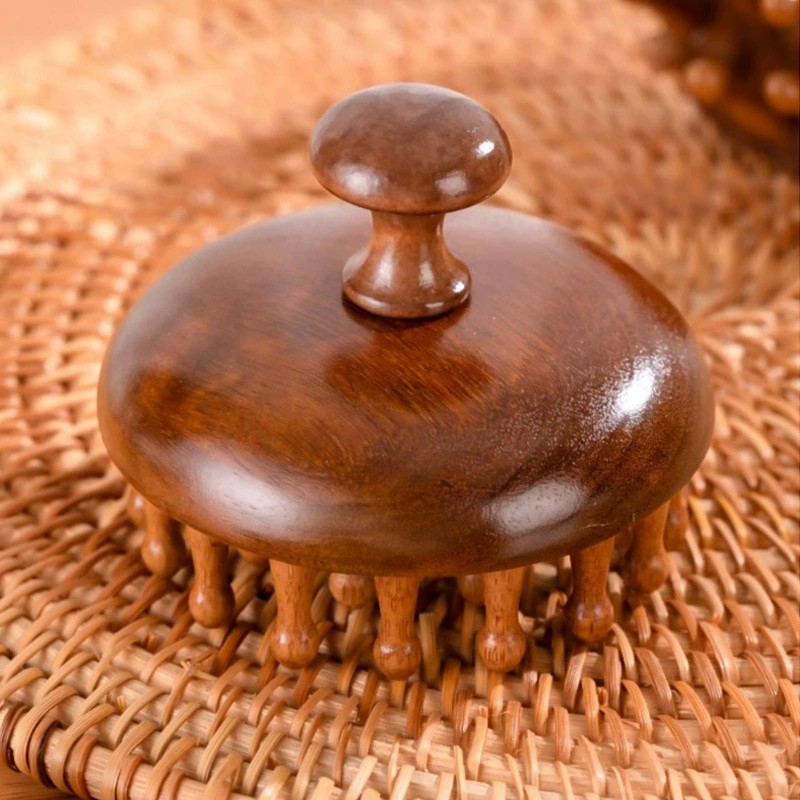 Hvad er den specifikke funktion af Sandalwood Round Plate Massage Comb?